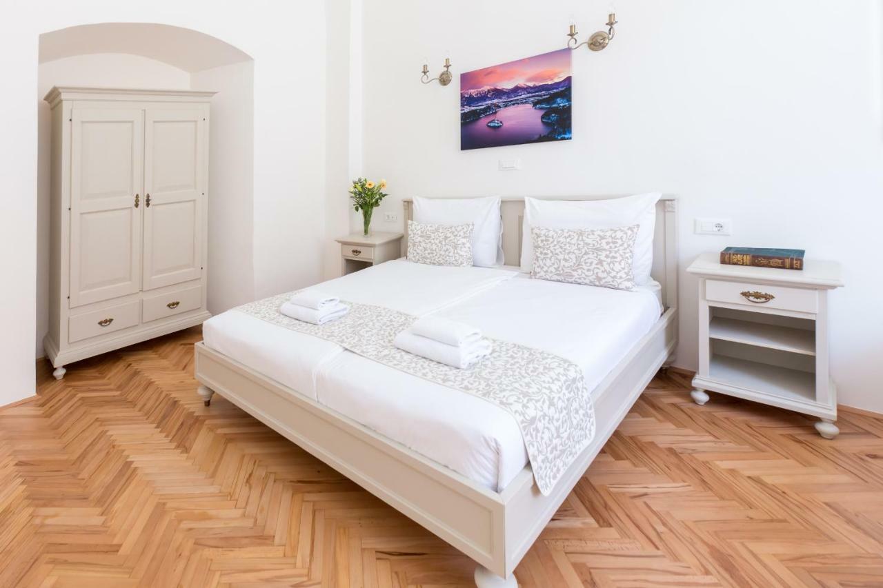 Apartma Barbo Palace And